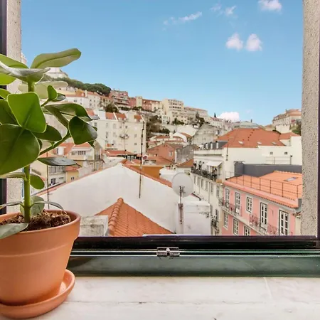 Casa Mouraria Castle Views Apartment