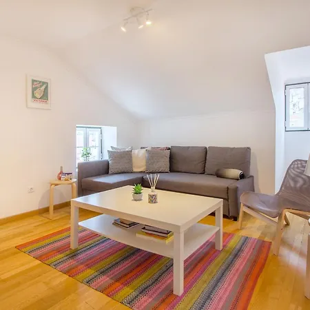 Casa Mouraria Castle Views